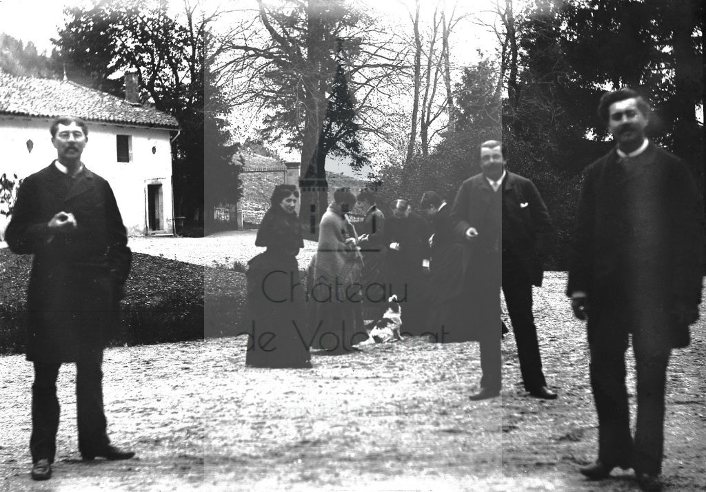New - Château de Volognat - Photos - Hubert Vaffier - Volognat - Groupe dans la cour - 1883-04-20 - 478