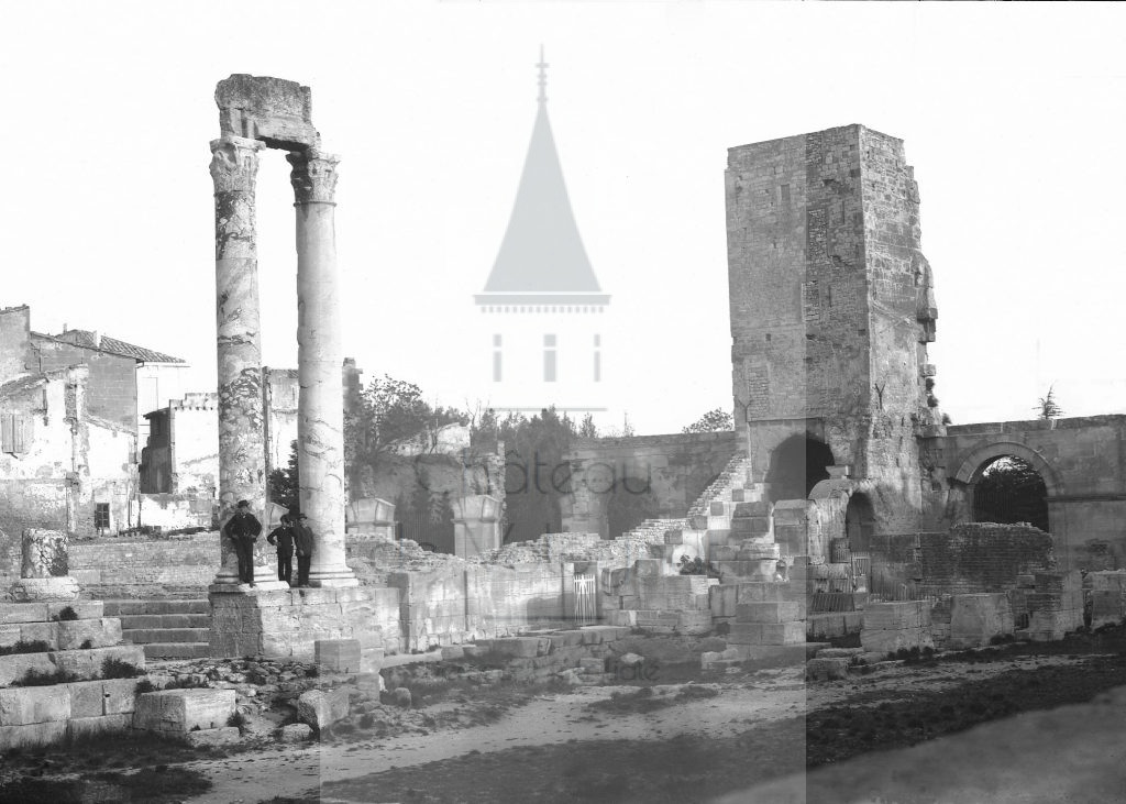 New - Château de Volognat - Photos - Hubert Vaffier - Arles - Théatre romain - 1884-04-28 - 492