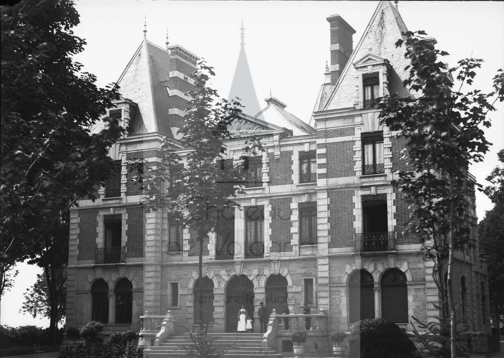 New - Château de Volognat - Photos - Hubert Vaffier - Aloxe Corton - Façade du château sur le parc - 1884-06-03 - 519