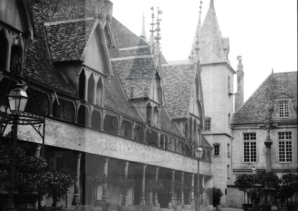 New - Château de Volognat - Photos - Hubert Vaffier - Beaune - Cour de l'hopital coté droit - 1884-06-04 - 521
