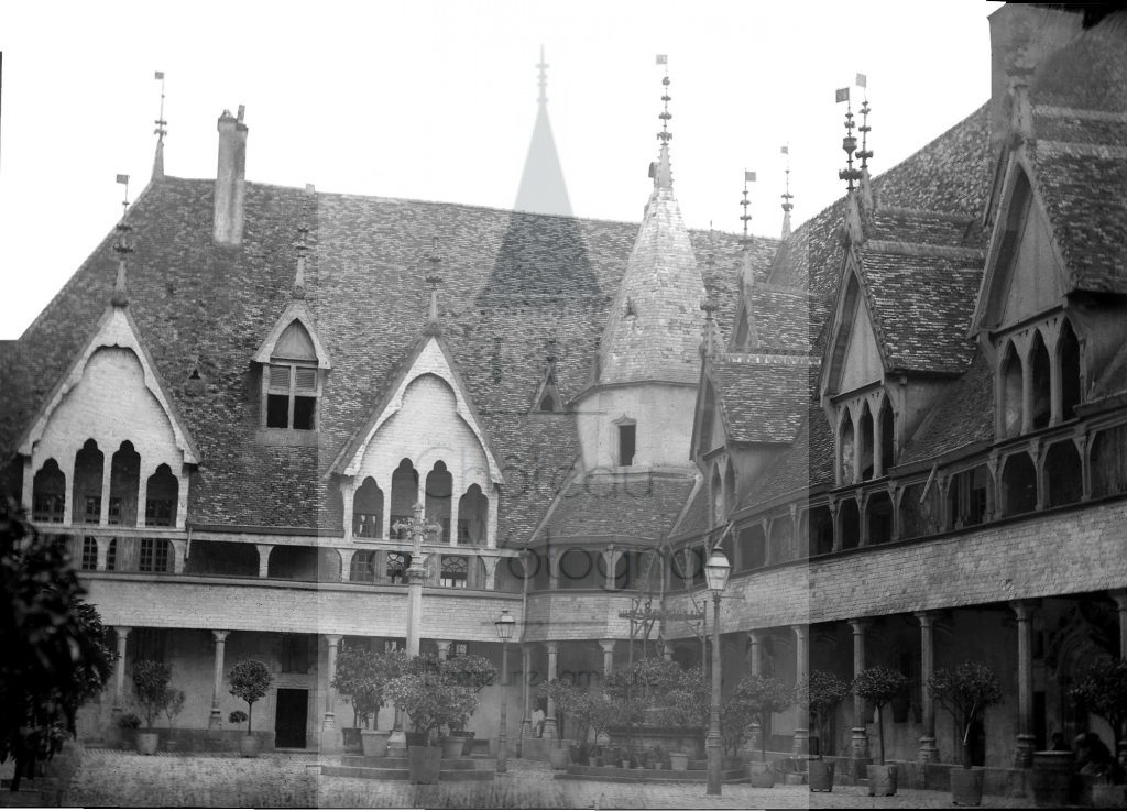 New - Château de Volognat - Photos - Hubert Vaffier - Beaune - Cour de l'hopital coté gauche - 1884-06-04 - 522