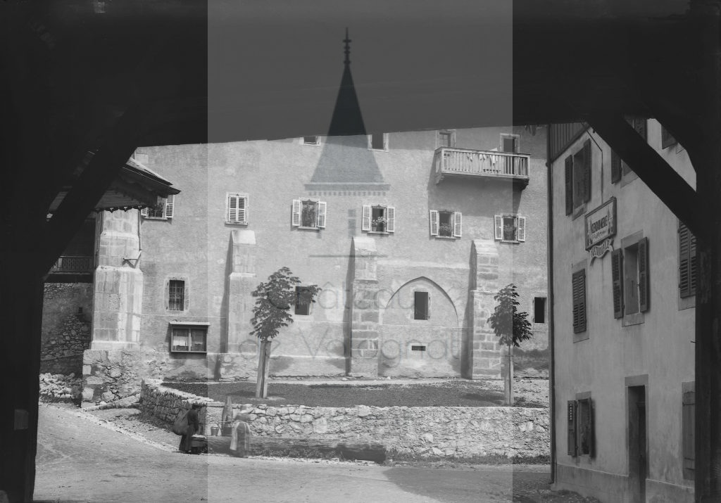 New - Château de Volognat - Photos - Hubert Vaffier - Abondance - Vue prise sous le pont couvert - 1884-07-11 - 547