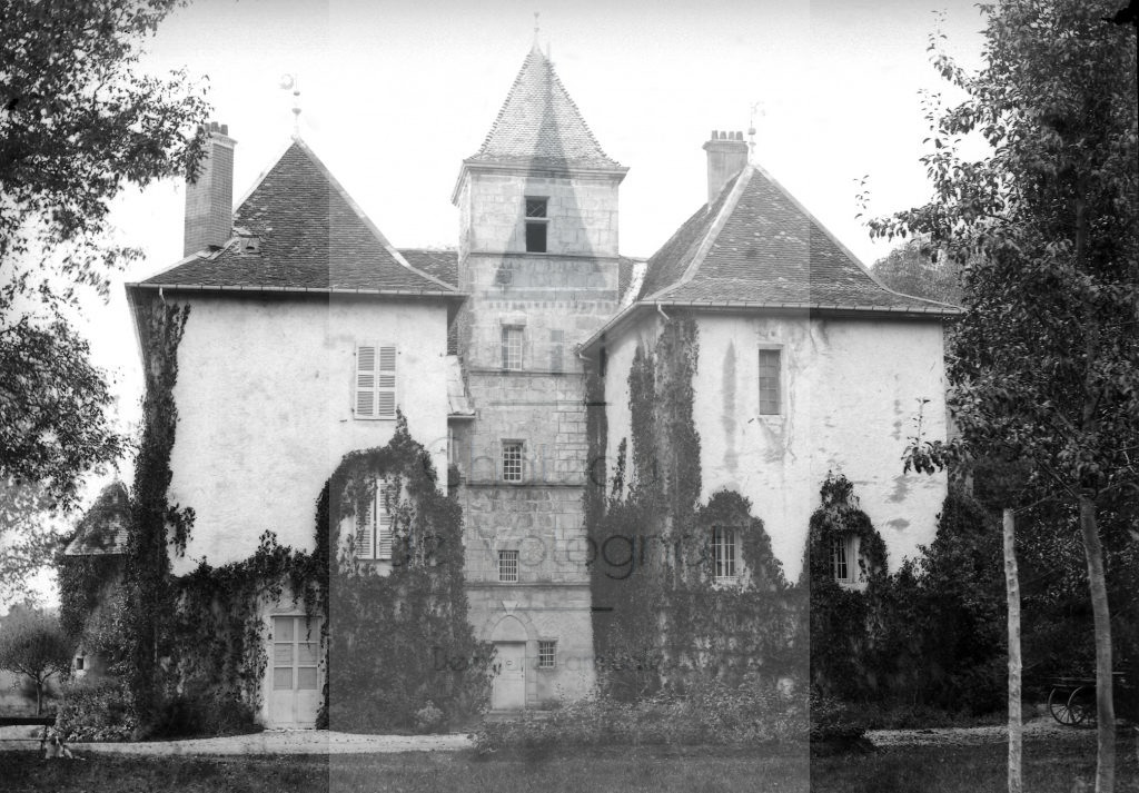 New - Château de Volognat - Photos - Hubert Vaffier - Heyriat - Le château entrée - 1884-10-20 - 610