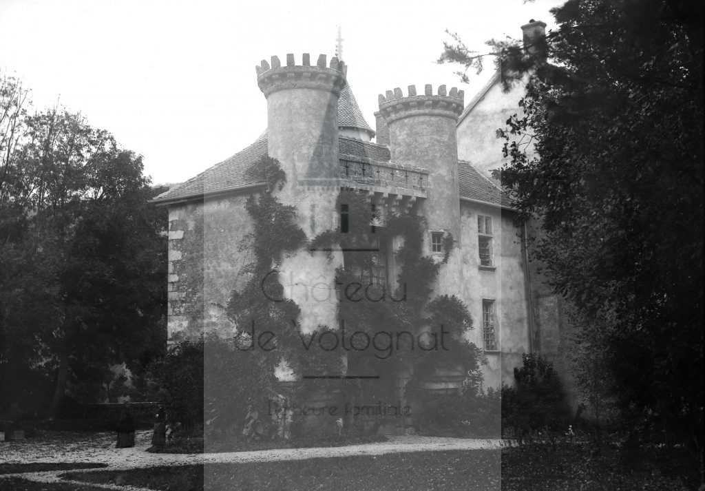 Château de Volognat - Photos - Hubert Vaffier - Maillat - Le château porte des tourelles - 21/10/1884 - 613