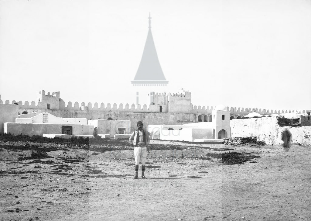 New - Château de Volognat - Photos - Hubert Vaffier - Sousse - Place et mosquée sous la kasbat - 1885-04-25 - 630
