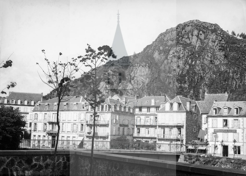New - Château de Volognat - Photos - Hubert Vaffier - La Bourboule - Le grand hotel et le rocher - 1885-08-30 - 779