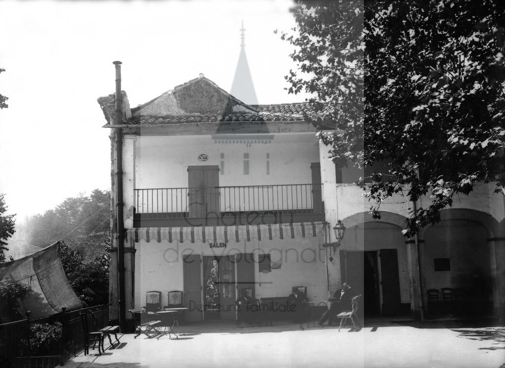 New - Château de Volognat - Photos - Hubert Vaffier - Lamalou - Devant le salon - 1880-07-17 - 79