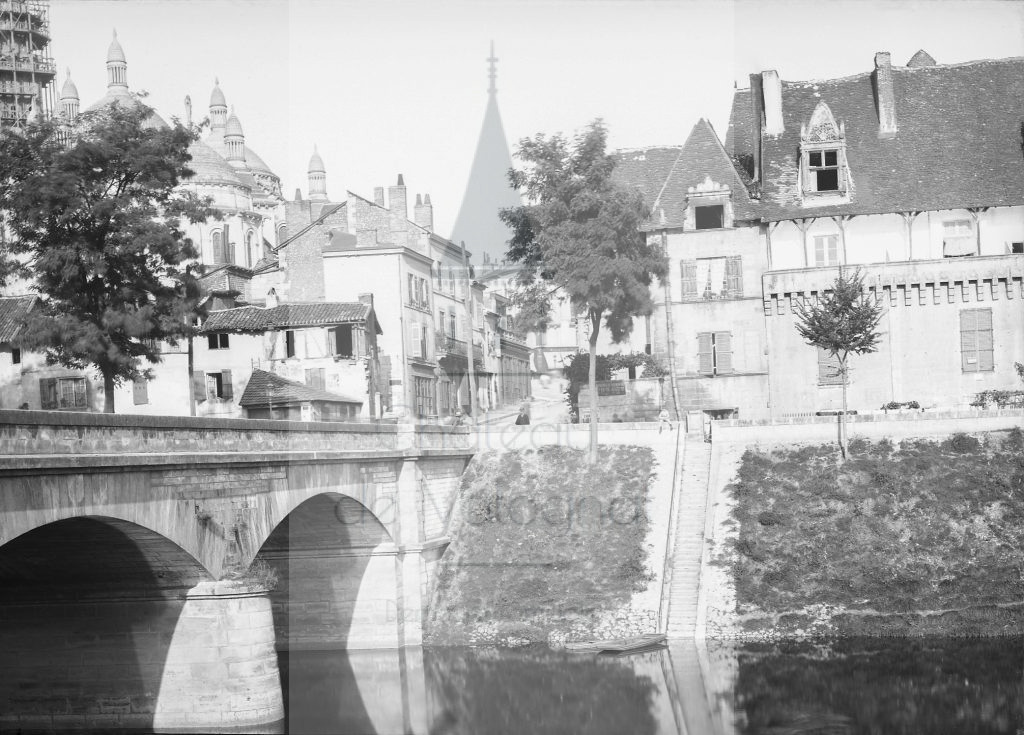 New - Château de Volognat - Photos - Hubert Vaffier - Périgueux - Quai et église - 1885-09-16 - 793
