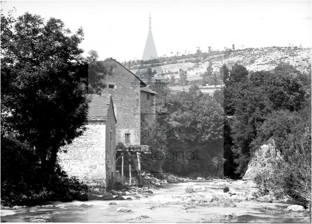New - Château de Volognat - Photos - Hubert Vaffier - Intriat - Le moulin et la montagne d'Heyriat - 18861018 - 987